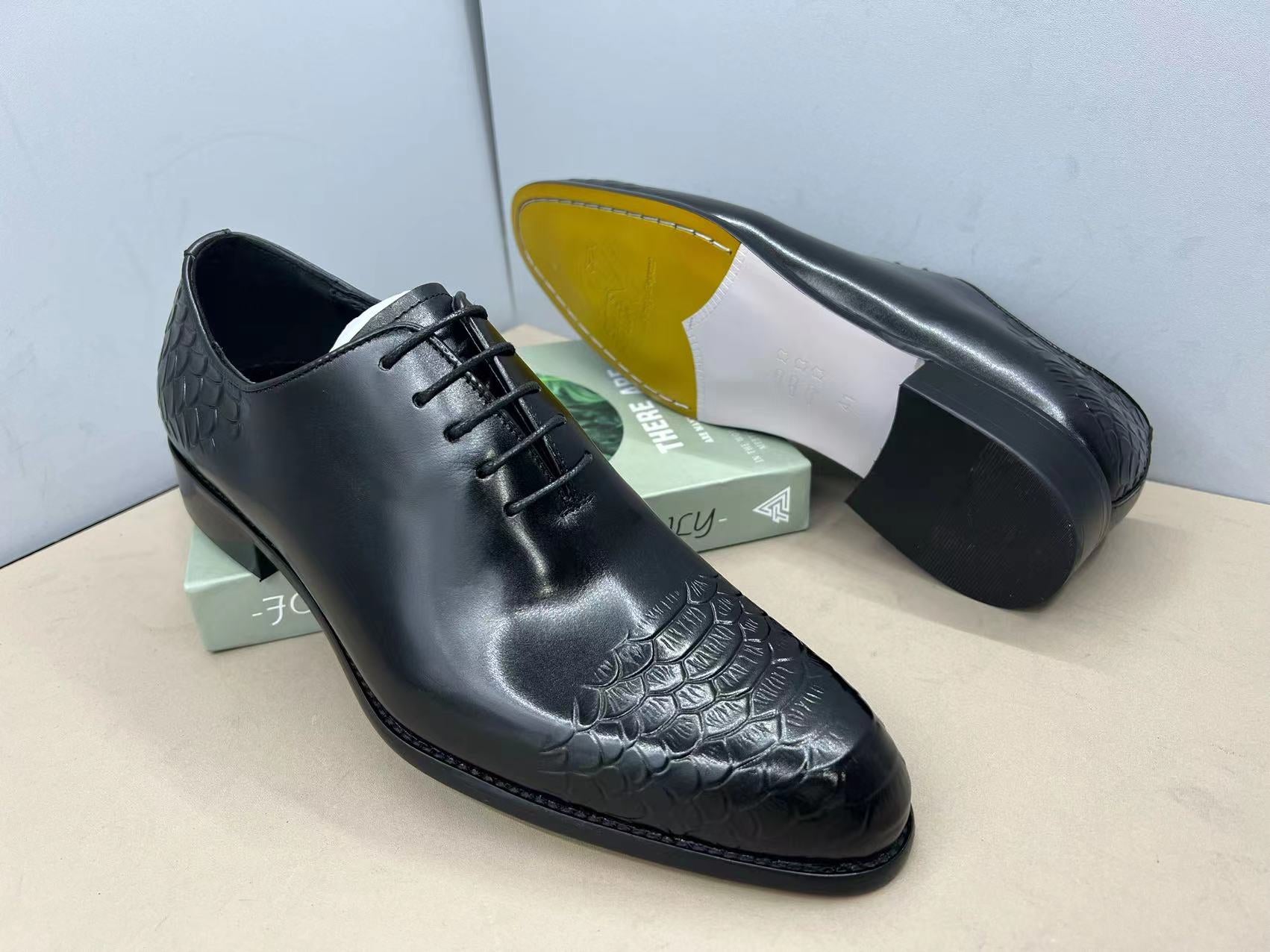 𝑪𝑳𝑨𝑺𝑺𝑰𝑪 𝑳𝑬𝑨𝑻𝑯𝑬𝑹 𝑺𝑯𝑶𝑬𝑺