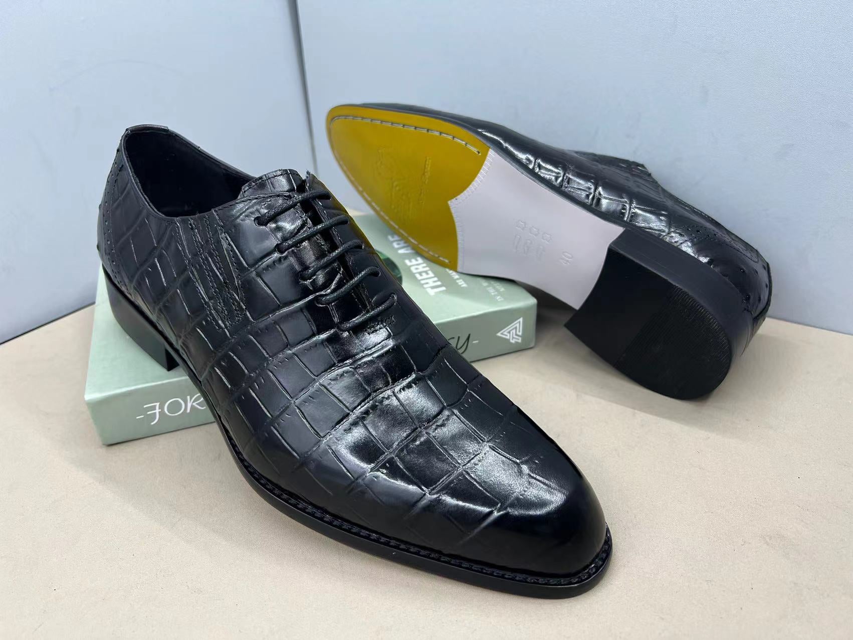 𝑪𝑳𝑨𝑺𝑺𝑰𝑪 𝑳𝑬𝑨𝑻𝑯𝑬𝑹 𝑺𝑯𝑶𝑬𝑺