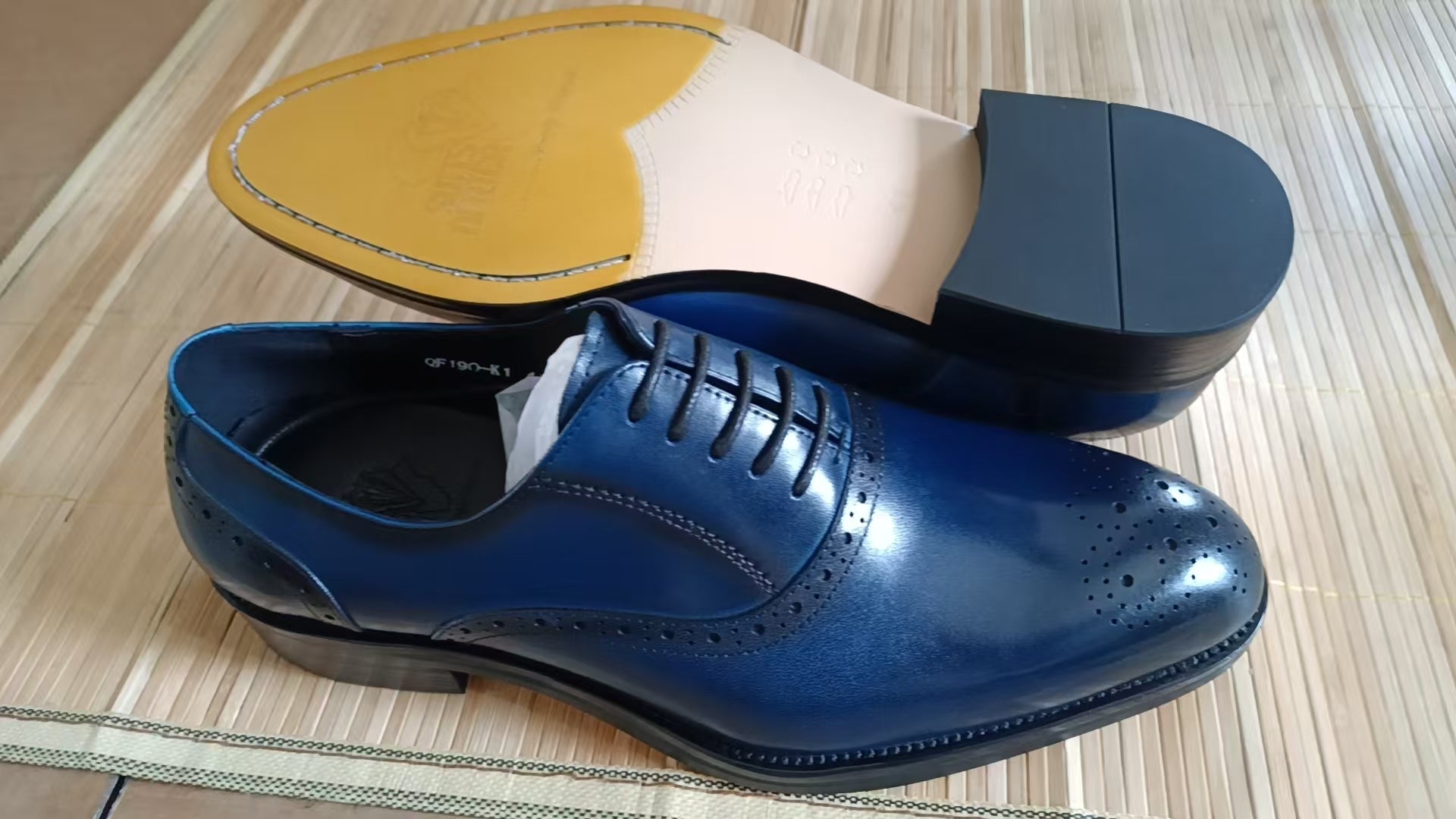 𝑪𝑳𝑨𝑺𝑺𝑰𝑪 𝑳𝑬𝑨𝑻𝑯𝑬𝑹 𝑺𝑯𝑶𝑬𝑺