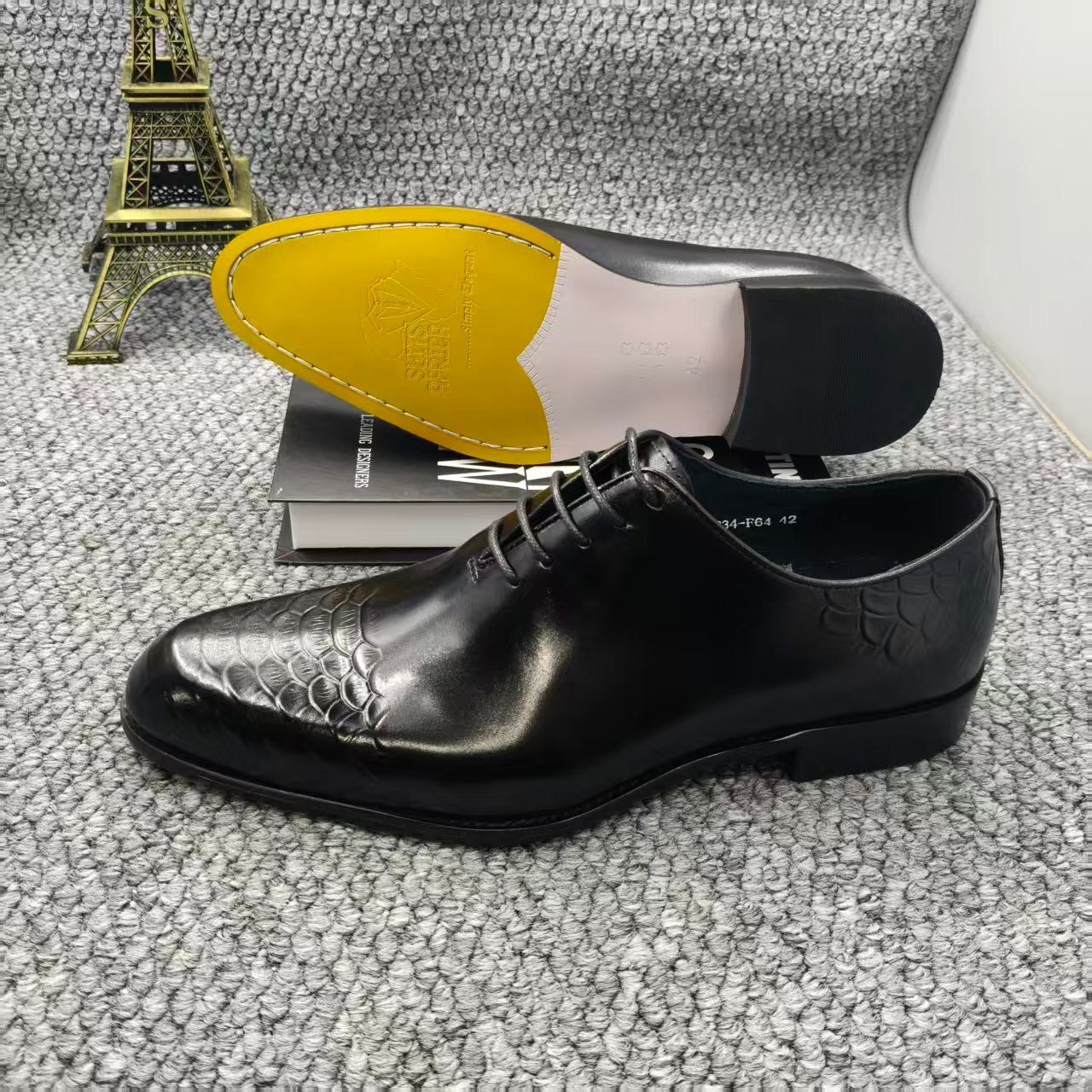 𝑪𝑳𝑨𝑺𝑺𝑰𝑪 𝑳𝑬𝑨𝑻𝑯𝑬𝑹 𝑺𝑯𝑶𝑬𝑺